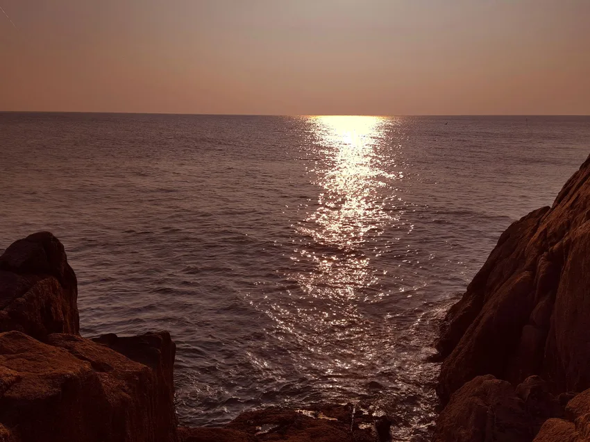 Coucher de soleil sur la mer depuis la côte rocheuse