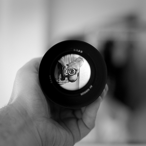 Photographe observant son sujet à travers l’objectif
