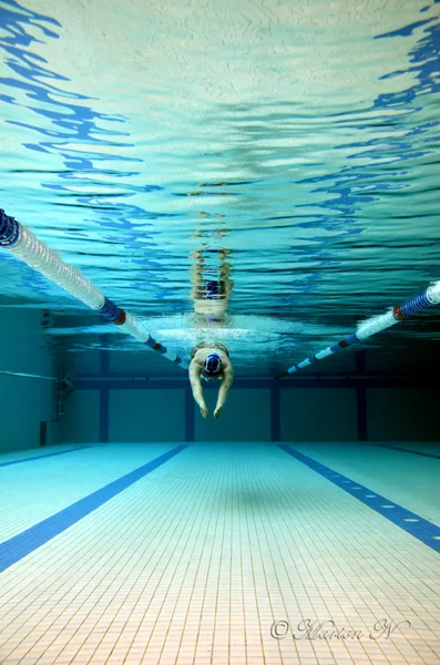 Nageur sous l’eau dans une piscine